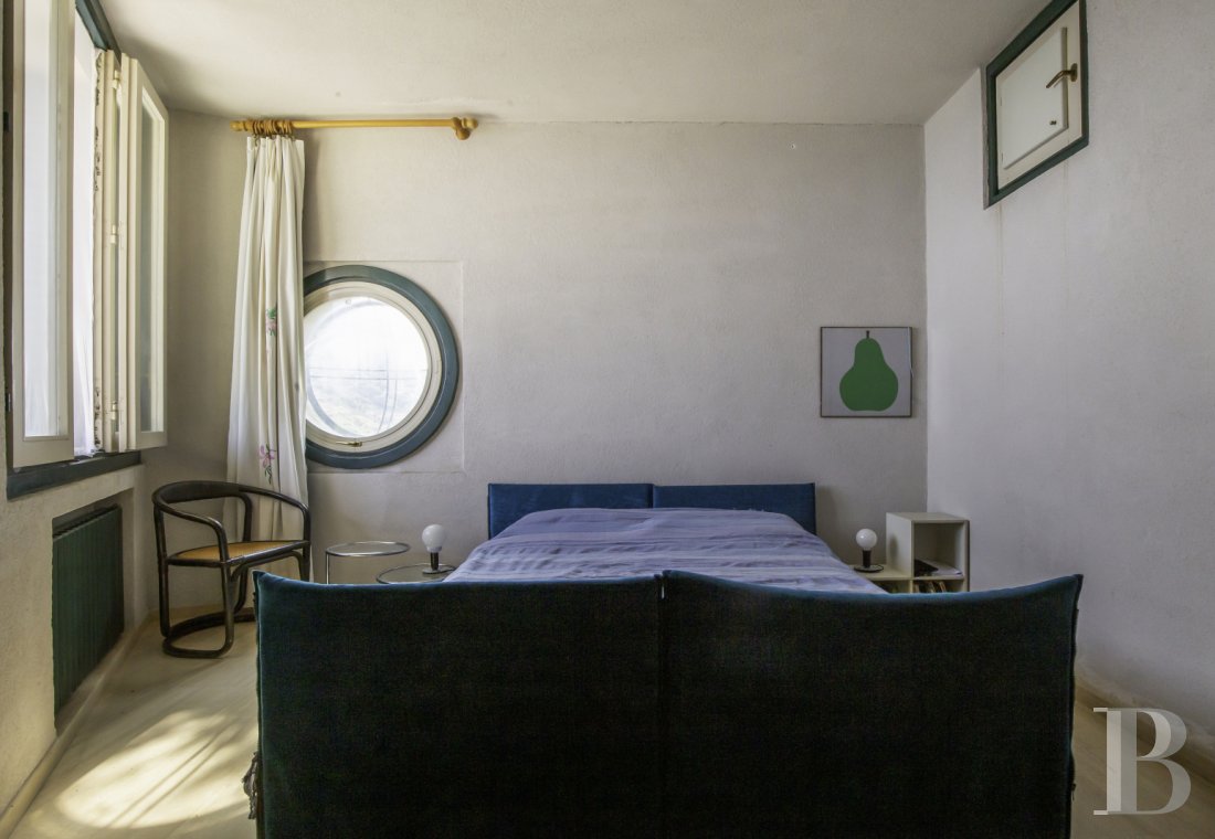 En Sicile, à l’est de Palerme, une maison d’inspiration moderniste en balcon sur la mer - photo  n°25